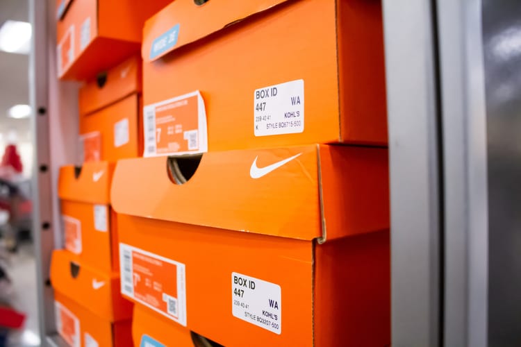 Buty Nike, magazyn, pudełka butów