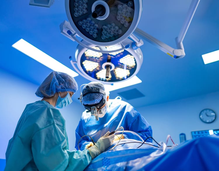 Operacja przeprowadzana przez chirurgów