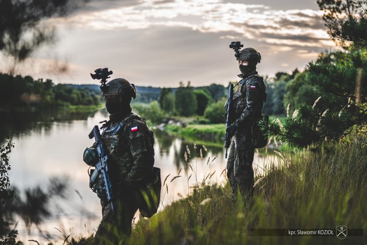 Żołnierze patrolujący wschodnią granicę Polski. (fot. X/MON, kpt Sławomir Kozioł)