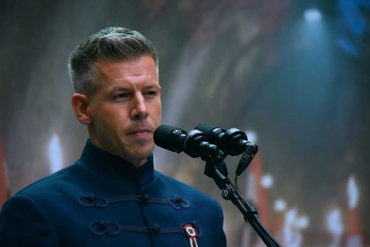 Péter Magyar przemawia na obchodach rewolucji węgierskiej.