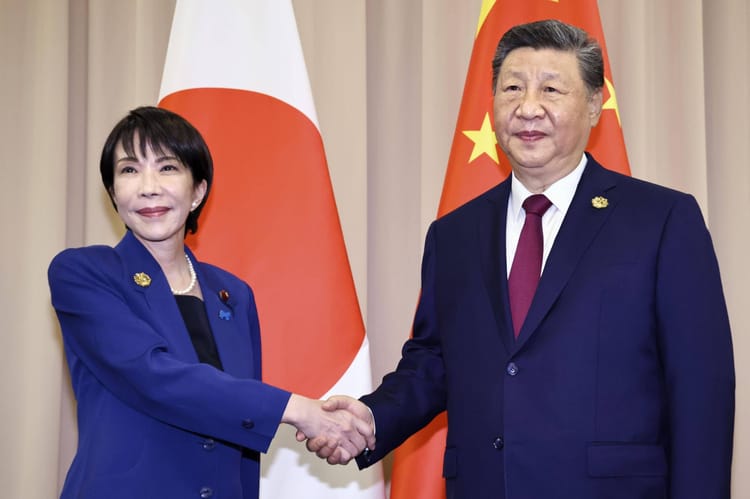 Premier Japonii Sanae Takaichi i prezydent Chin Xi Jinping przed rozmowami w Gyeongju w Korei Południowej, 31 października 2025 r.
