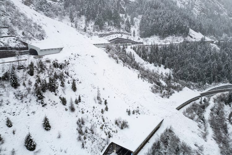Widok na tunel Stockgalerie zasypany śniegiem.