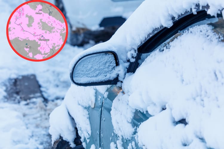 Samochód pokryty śniegiem