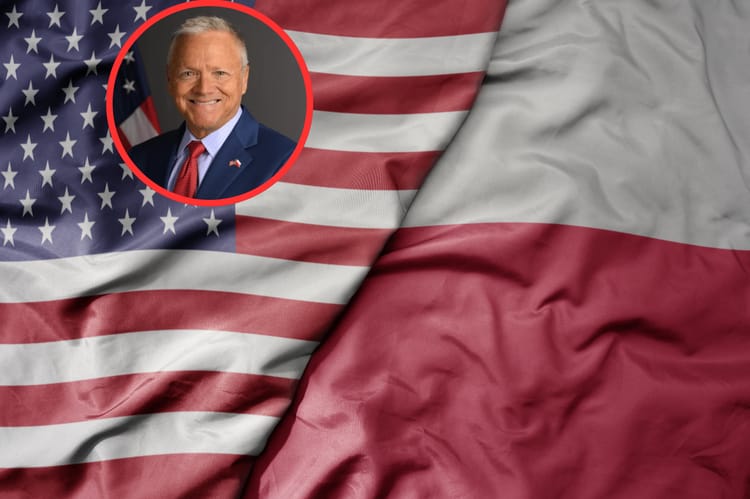 Flagi Polski i USA i Tom Rose