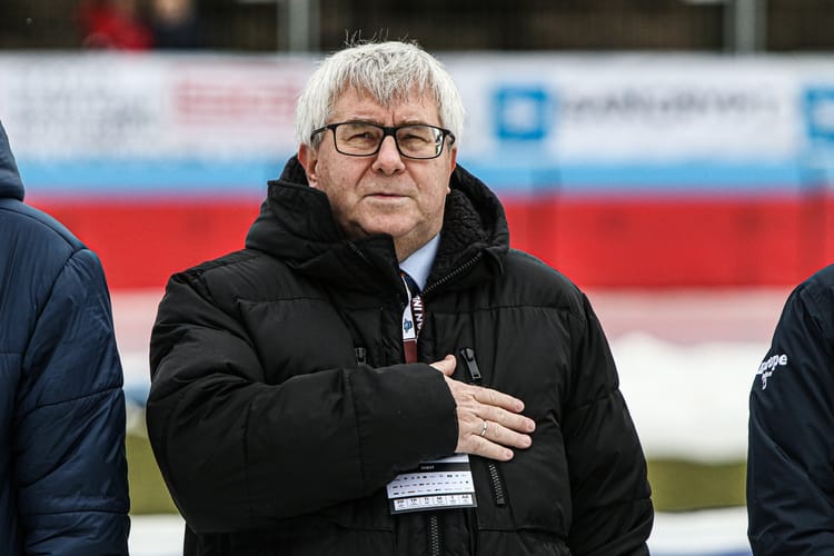 Ryszard Czarnecki podczas hymnu w trakcie indywidualnych mistrzostw Europy w ice speedwayu w 2023 r.