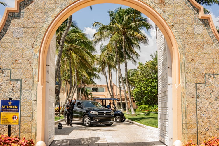 Ochrona przy wjeździe do należącej do Donalda Trumpa posiadłości Mar-a-Lago na Florydzie