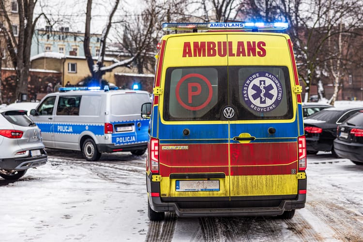 Pięciolatka wypadła z piątego piętra. Jej ojciec usłyszy zarzuty.
