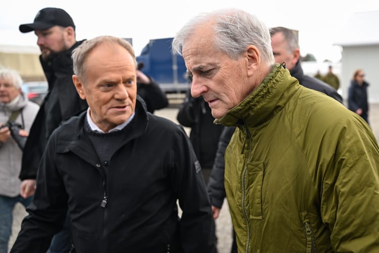 Premier Donald Tusk i premier Norwegii Jonas Gahr Store podczas spotkania na terenie Ośrodka Szkolenia Poligonowego Wojsk Lądowych – Camp Jomsborg w Lipie.