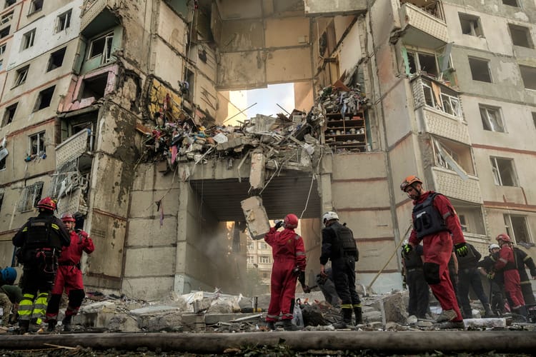 Zniszczony budynek w Charkowie.