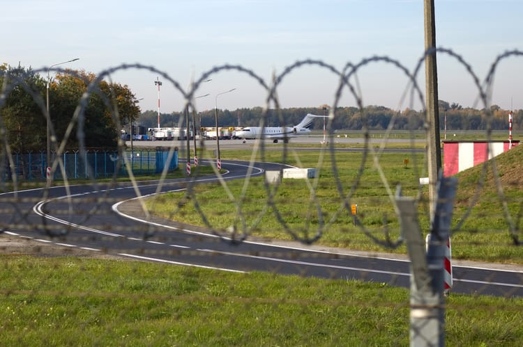 Operacja służb na terenie lotniska Chopina.