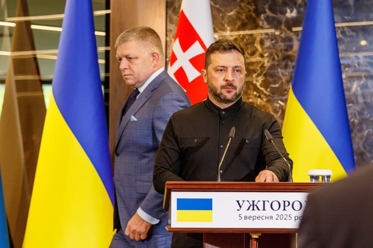 Użhorod, Ukraina – 5 września 2025 r.: Prezydent Ukrainy Wołodymyr Zełenski przemawia na wspólnej konferencji prasowej z premierem Słowacji Robertem Fico.