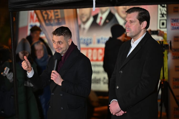 Europosłowie Patryk Jaki i Tobiasz Bocheński podczas dyskusji z cyklu "#zmiennaszezdanie" przed Biblioteką Uniwersytecką we Wrocławiu.