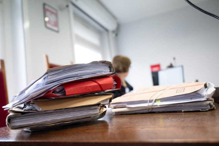 Akta sądowe. (fot. PAP/Jakub Kaczmarczyk)