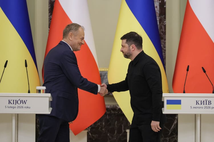 Premier Donald Tusk oraz prezydent Ukrainy Wołodymyr Zełenski podczas konferencji prasowej w Kijowie. (fot. PAP/Paweł Supernak)