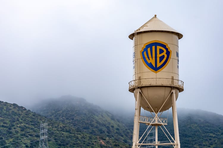 Wieża wodna Warner Bros. z logo WB.