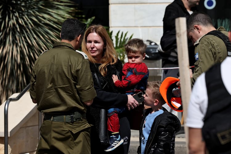 Izraelczycy są ewakuowani z budynku, który został trafiony rakietą wystrzeloną z Iranu, w Tirat Hacarmel niedaleko Hajfy w Izraelu.