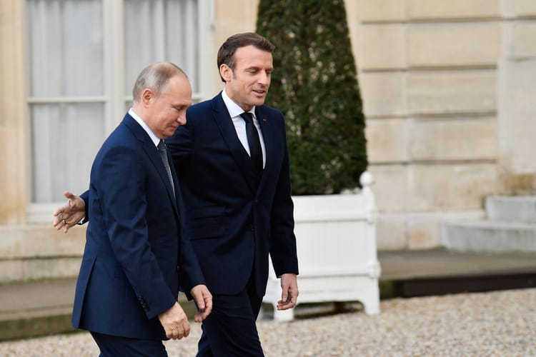 Władimir Putin oraz Emmanuel Macron w Paryżu. (fot. arch. Julien Mattia / Anadolu Agency/ABACAPRESS.COM/East News)