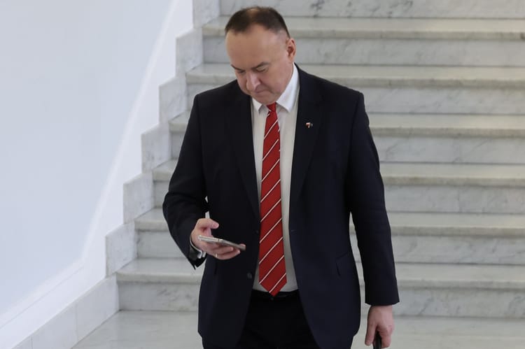 Michał Kobosko z Polski 2050 schodzi po sejmowych schodach