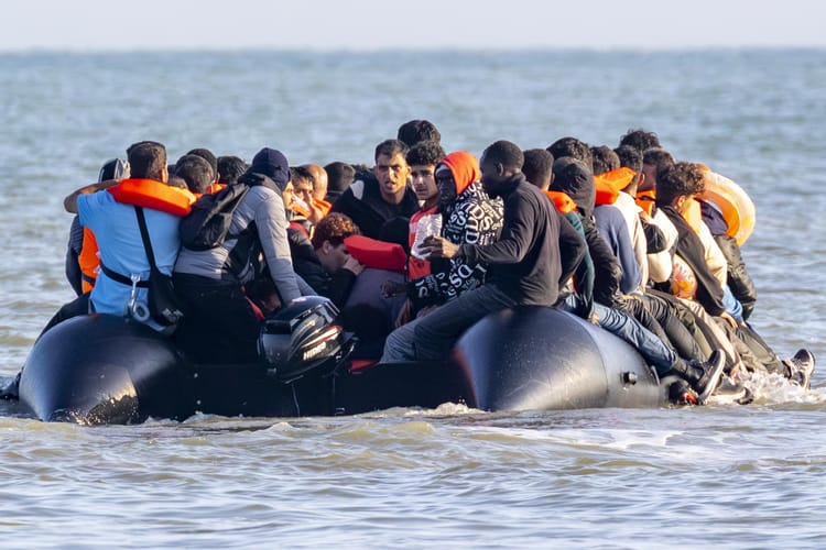 Migranci wyruszaj? przez Kana? La Manche