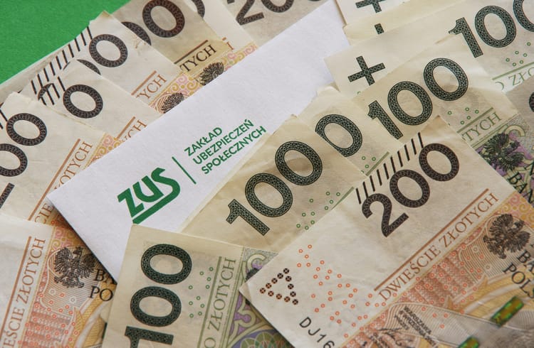Pieniądze z ZUS (fot. Marek BAZAK/East News)