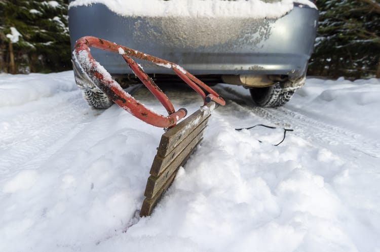 Zdjęcie ilustracyjne – sanki za samochodem.