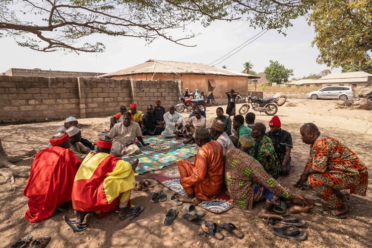 Mieszkańcy wioski ze stanu Kwara, którym udało się uciec przed masakrą. (fot. LIGHT ORIYE TAMUNOTONYE/AFP/East News)