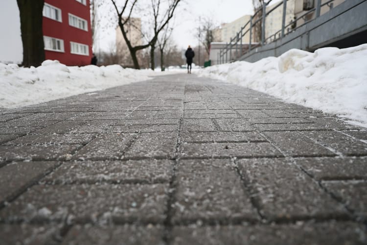 Gołoledź na chodniku (fot. Anita Walczewska/East News)
