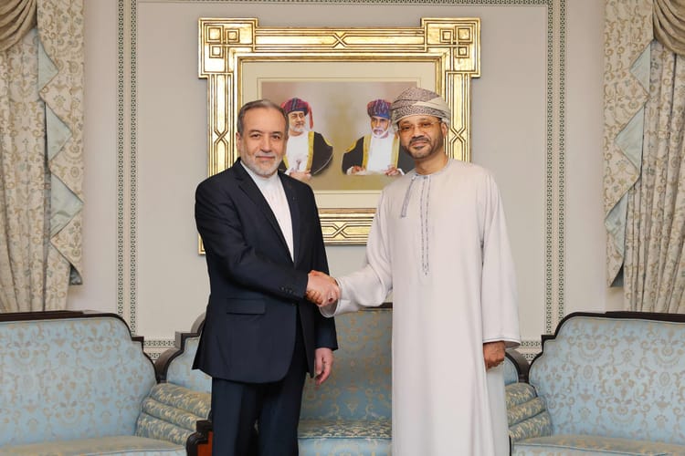 Irański minister spraw zagranicznych Abbas Aragchi (z lewej) z omańskim ministrem spraw zagranicznych Badrem bin Hamadem al-Busaidim.