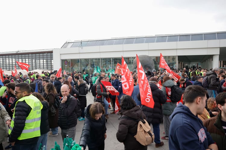 Związkowcy protestujący przed dworcem kolejowym Atocha w związku z trwającym trzy dni ogólnokrajowym strajkiem pracowników kolei w Madrycie