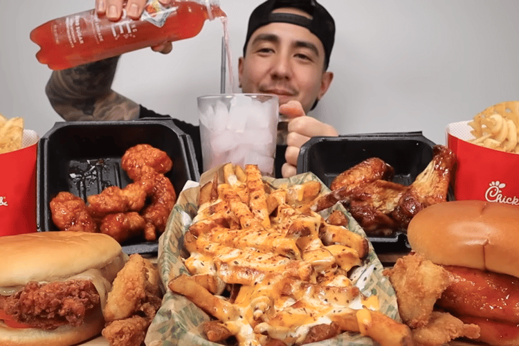 influencer-vartanfresh-nagrywajacy-mukbang