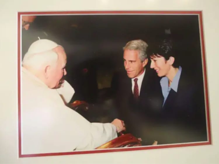 Jeffrey Epstein z partnerką podczas audiencji u Jana Pawła II. (fot. arch. Komitet Nadzoru i Reformy Rządu/ Kongres USA)