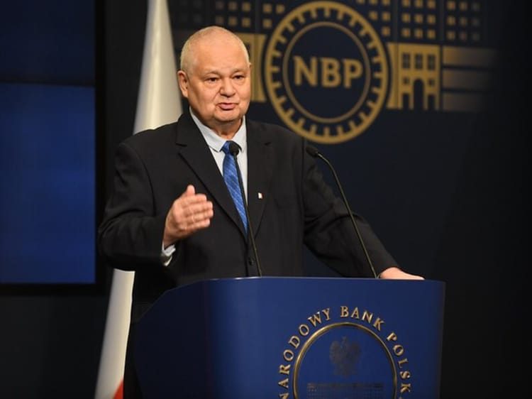 Adam Glapiński podczas konferencji prasowej w NBP.