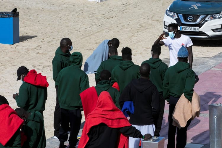 Migranci na hiszpańskiej plaży w 2021 r. Fot. PAP/EFE/Quique Curbelo