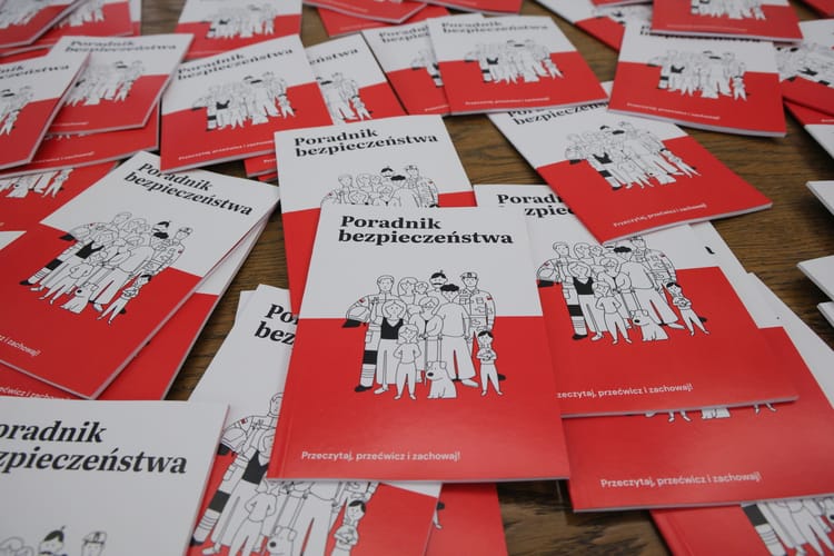 Poradnik bezpieczeństwa. Fot. PAP/Paweł Supernak