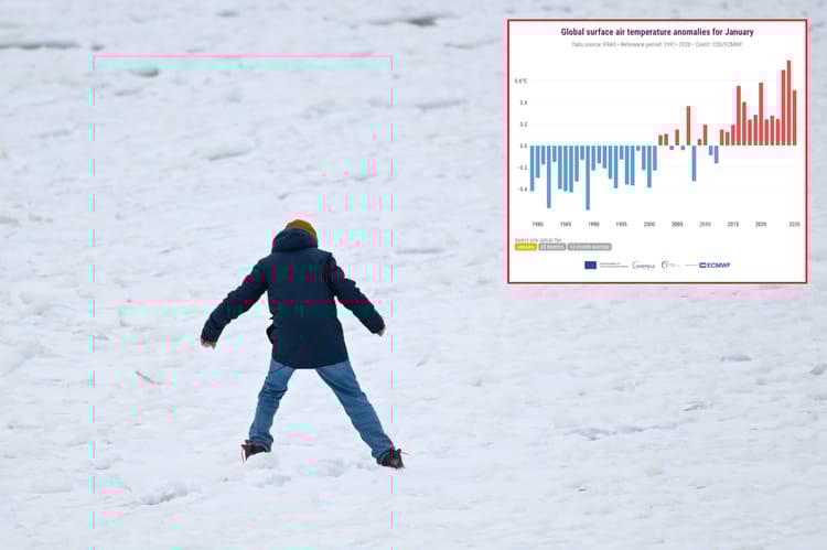 Zamarznięty brzeg morza w Sopocie.