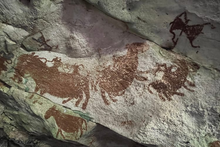 14 kwietnia 2024. Prehistoryczne przedstawienie na ścianie jaskini Liang Kobori na wyspie Muna w Indonezji. Shutterstock/Wawindaast