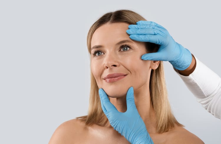 Kobieta podczas kwalifikacji do zabiegu z zakresu medycyny estetycznej