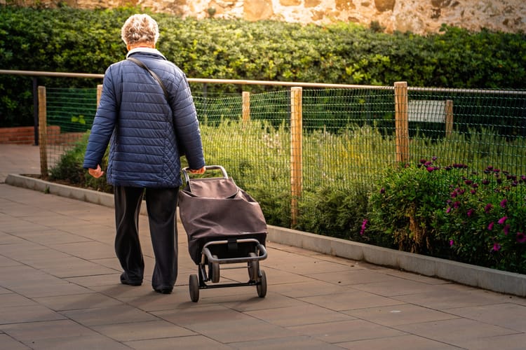 Senior na spacerze. Fot. Manuel Milan/Shutterstock