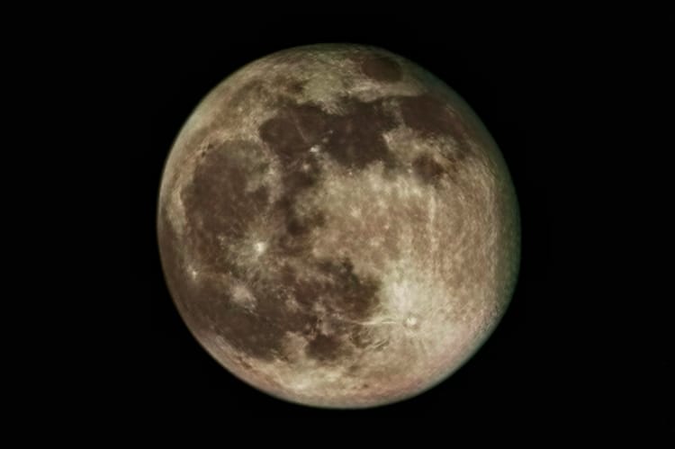 Śnieżny Księżyc nad Polską. Lutowa pełnia w pełnej krasie