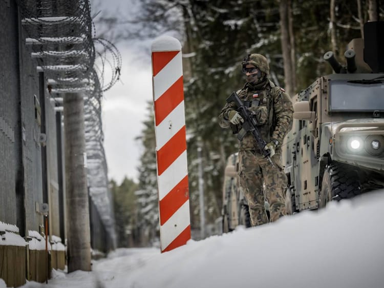 Polski żołnierz patrolujący granicę z Białorusią. (fot. DORSZ)