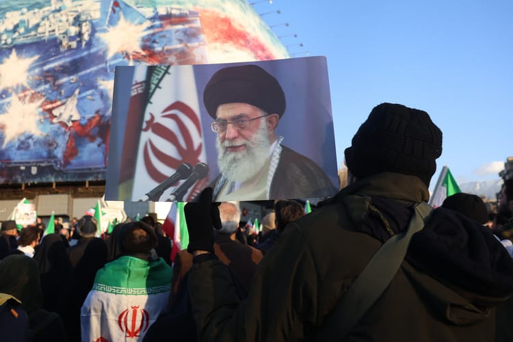 Ajatollah Ali Chamenei na transparencie – zdjęcie zmarłego przywódcy.