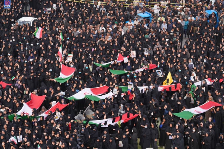 Pogrzeb irańskich dziewczynek zabitych podczas nalotu na szkołę podstawową w irańskiej prowincji Hormozgan w Minab.