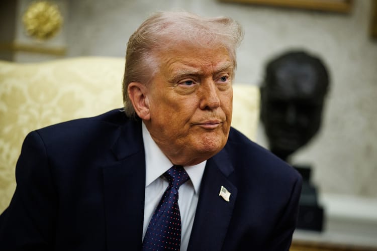 Prezydent Donald Trump w Gabinecie Owalnym w Białym Domu.