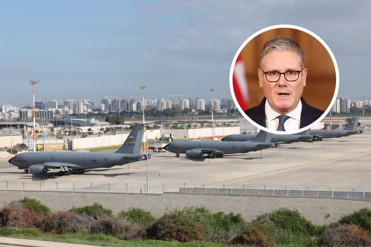 Samoloty Boeing KC-135 Sił Powietrznych Stanów Zjednoczonych na międzynarodowym lotnisku Ben Gurion w pobliżu Tel Awiwu.