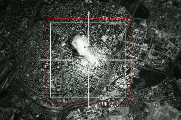 Satelita, wystrzelenie i uderzenie rakiety w mieście.