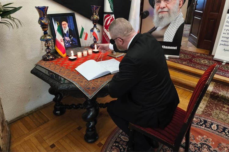 Grzegorz Braun w ambasadzie Iranu.