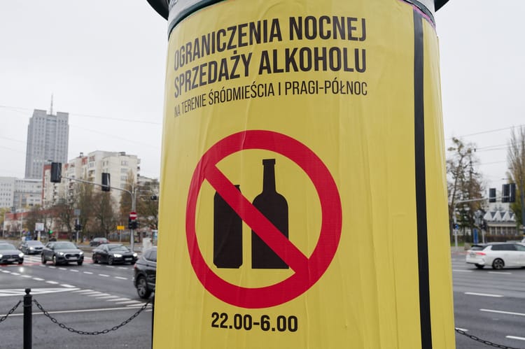 Plakat informujący o wprowadzeniu nocnej prohibicji w części Warszawy.
