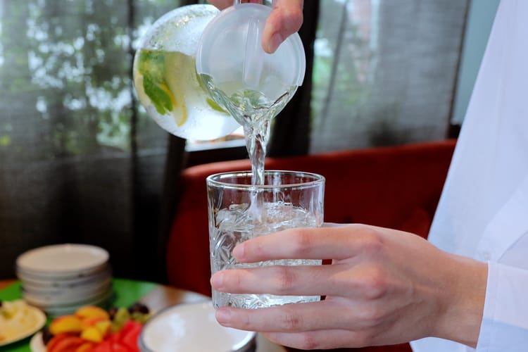 Darmowa woda w restauracji.