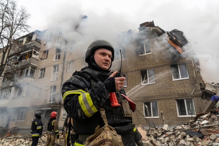 miejsce ataku na blok mieszkalny w Charkowie