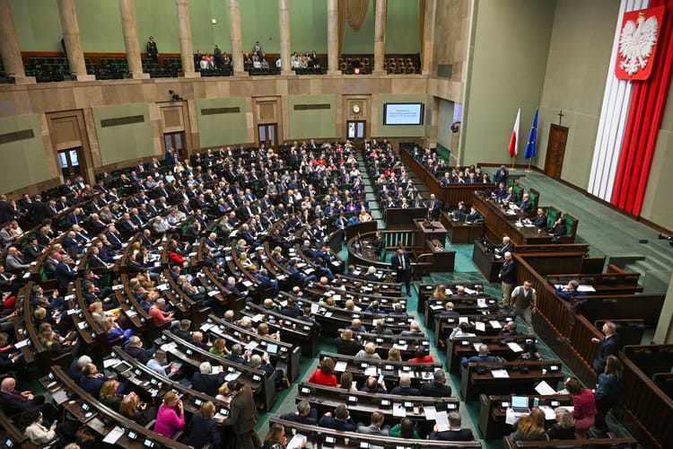 Polityczna kłótnia o SAFE. Pierwsze reakcje z Sejmu.